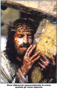 Fotogramma dal film "The Passion" di Mel Gibson - Gesù abbraccia la croce impostagli