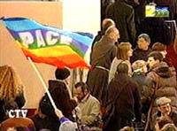 La bandiera della pace sventola in un gruppo di laici e religiosi