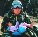 Un soldato in Iraq salva una bambina